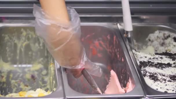 Main Féminine Avec Cuillère Prend Crème Glacée Réfrigérateur Servir Dans — Video