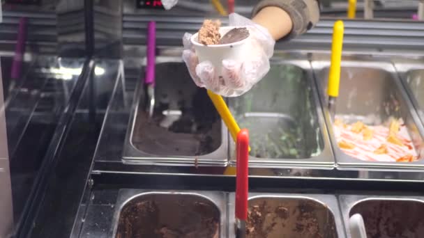 Жіноча Рука Совок Бере Морозиво Холодильника Подає Чашці Жінка Бере — стокове відео