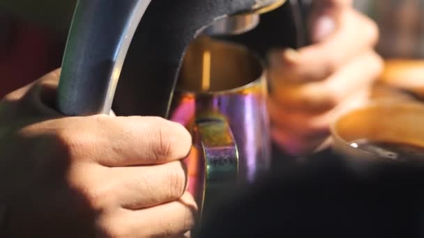 Indonéský Barista Použít Ruční Proces Aby Espresso Klasickým Kávovarem — Stock video