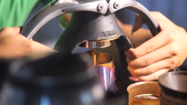 Tarakan Indonesië 12112022 Een Indonesische Barista Gebruikt Handmatige Proces Espresso — Stockvideo