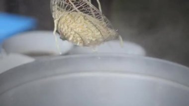 Tavuklu erişte hazırlıyorum. Penjual mie ayam bakso ya da alıcıya tavuklu erişte yapan köfteli tavuklu erişte satıcısı manzarası. Seçici odak. 