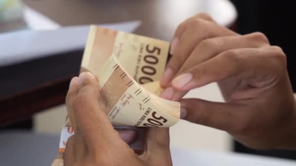 Таракан Індонезія 2022 Бізнесмен Рахує Гроші Руках Бізнесмен Рахує Рупію — стокове відео