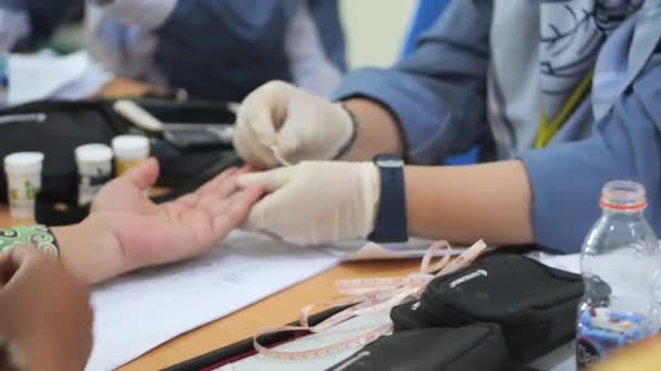 Γιατρός Κάνει Εξέταση Σακχάρου Στο Αίμα Στην Κλινική Για Διαβήτες — Αρχείο Βίντεο