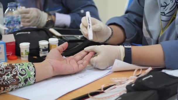 Médico Fazendo Teste Açúcar Sangue Clínica Para Diabetes Treatment Controlar — Vídeo de Stock
