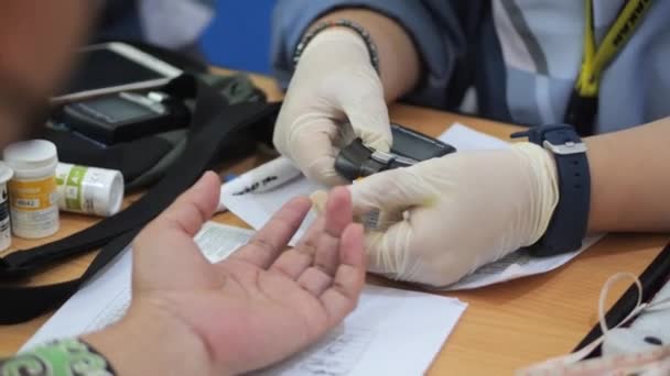 Врач Делает Анализ Сахара Крови Клинике Диабета — стоковое видео