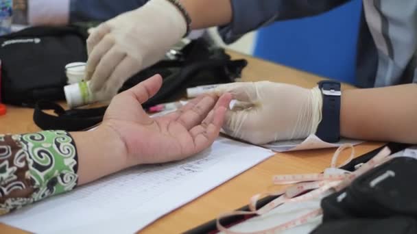 Arts Maken Van Bloedsuikertest Kliniek Voor Diabeten Behandeling Controle Van — Stockvideo