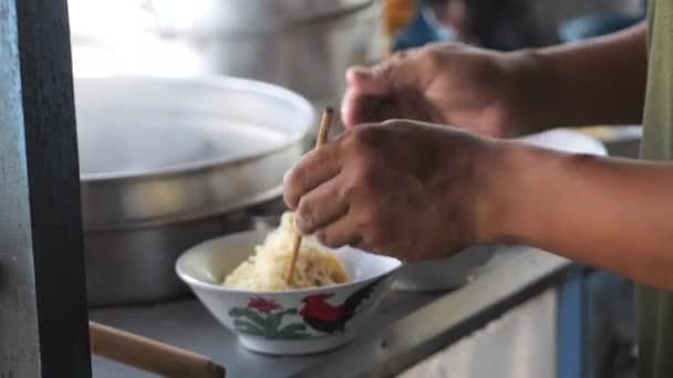 Preparando Fideos Pollo Vista Bakso Penjual Mie Ayam Vendedor Fideos — Vídeo de stock