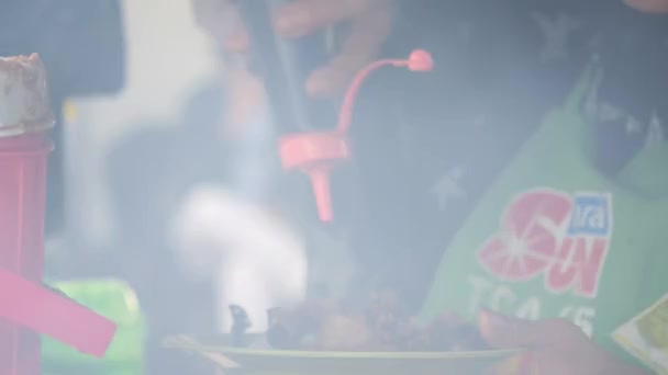 伝統的な炭火焼で鶏のサテ 煙と食欲をそそります グリルでサテを調理する手 — ストック動画