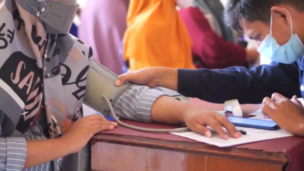 Tarakan Indonesia 2023 Seorang Petugas Kesehatan Indonesia Sedang Memeriksa Tekanan — Stok Video