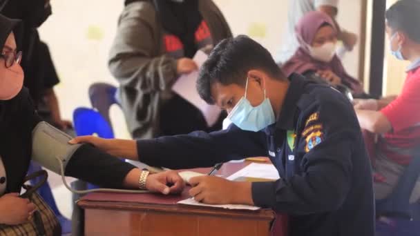 Tarakan Indonesia 2023 Indonéský Zdravotnický Pracovník Před Podáním Vakcíny Tarakanu — Stock video