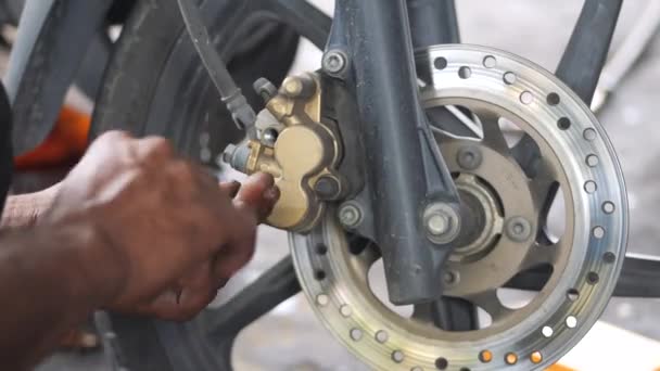 Mecánico Reemplazar Ajustar Sistema Freno Trasero Motocicleta Mantenimiento Reparación Concepto — Vídeos de Stock