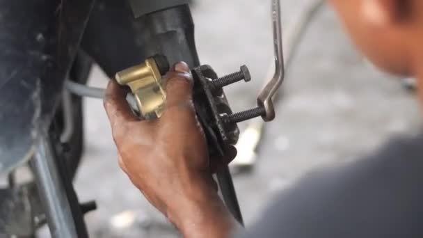 Mechaniker Ersetzen Und Justieren Motorrad Hintere Bremsanlage Wartung Reparatur Motorrad — Stockvideo
