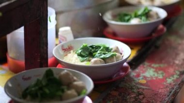 Tarakan, Endonezya 06 19 2023: Seçici odak Mie ayam, mi ayam ya da bakmi ayam Endonezya tavuk bakmisi, kelimenin tam anlamıyla tavuk eriştesi, Endonezya 'da yaygın olarak kullanılan sarı buğday eriştesidir. 