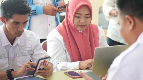 Таракан Індонезія 2023 Два Співробітники Департаменту Народонаселення Цивільного Реєстру Обслуговують — стокове відео