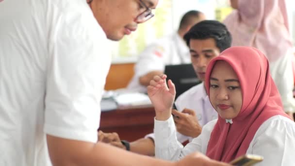 Tarakan Indonesia 2023 Dos Oficiales Del Departamento Población Registro Civil — Vídeos de Stock