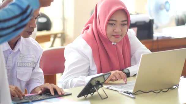 Tarakan Indonezja 2023 Dwóch Funkcjonariuszy Departamentu Ludności Rejestru Cywilnego Służy — Wideo stockowe