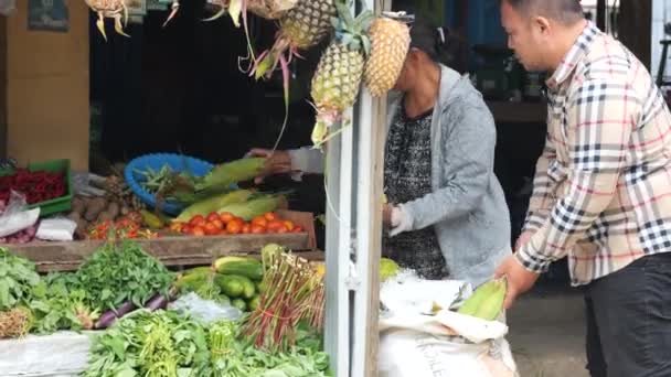Indonesia Man Choosing Corn Traditional Market Tarakan Indonesia Man Choosing — Stock Video