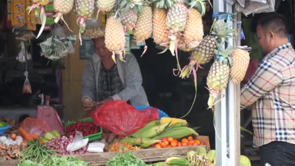 Człowiek Indonezji Wybiera Kukurydzę Targowisku Tarakan Indonezji Człowiek Wybierając Warzywa — Wideo stockowe
