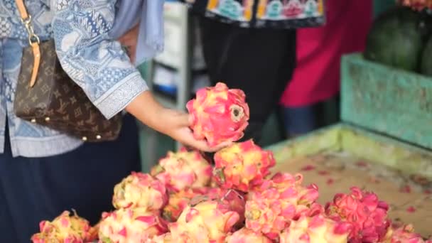 Uma Mulher Indonésia Escolhendo Frutas Dragão Mercado Tradicional Tarakan Indonésia — Vídeo de Stock