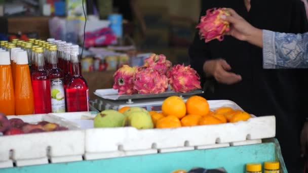 Tendero Está Pesando Frutas Dragón Supermercado Tarakan Indonesia — Vídeo de stock