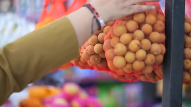 Longan Dimocarpus Longan Pendurar Exposição Uma Barraca Frutas — Vídeo de Stock