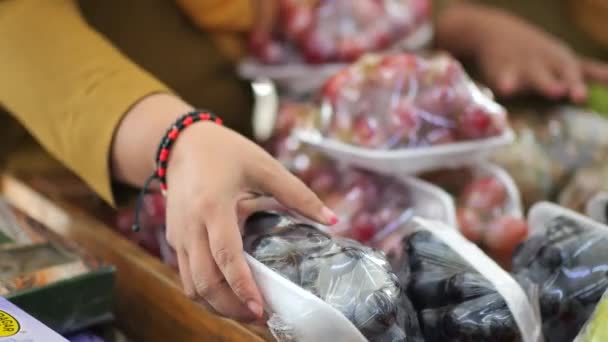 Indonesian Woman Hand Chooses Grapes Store — Stock Video