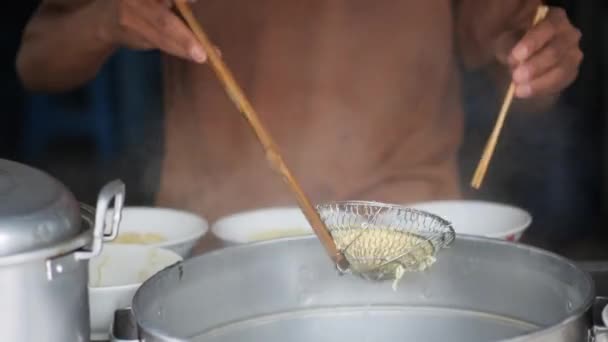 Preparando Fideos Pollo Vista Bakso Penjual Mie Ayam Vendedor Fideos — Vídeos de Stock