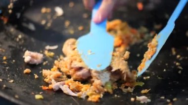 Ayam Geprek yapıyorum. Kırmızı biber soslu, güneyin ezilmiş tavuğunun popüler füzyon yemeği. Ayam geprek Endonezya 'nın genç insanları arasında en sevilen yiyeceklerden biridir.. 