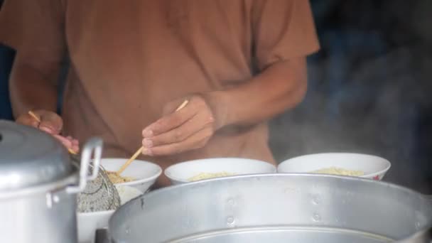 Preparando Fideos Pollo Vista Bakso Penjual Mie Ayam Vendedor Fideos — Vídeos de Stock
