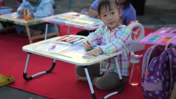 Таракан 5302023 Ребенок Покажет Мастерство Конкурсе Рисунков Индонезийское Дитя Азиатский — стоковое видео