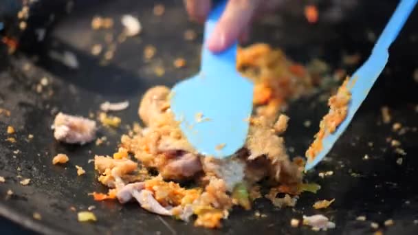 Membuat Ayam Geprek Hidangan Fusi Populer Dari Ayam Goreng Selatan — Stok Video