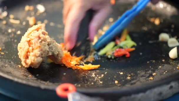 Dokonywanie Ayam Geprek Popularne Danie Fuzyjne Rozbitego Kurczaka Południowym Smażone — Wideo stockowe