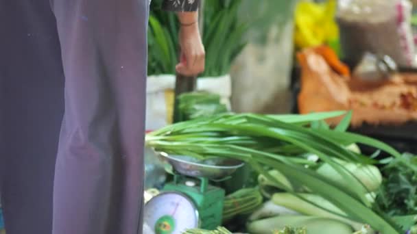 Indonezyjski Sprzedawca Warzyw Obsługujący Klienta Tarakan Tradycyjnego Rynku Indonezja — Wideo stockowe