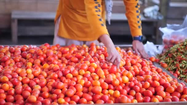 인도네시아 전통적 시장에서 야채를 선택하고 시장에서 물건을 — 비디오