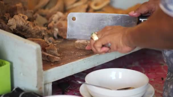 コトマカッサルの伝統的な牛肉のスープを準備するベンダー マカッサル 南スラウェシ州マカッサル出身の伝統料理 牛肉と牛肉を混ぜ合わせたもので 特別に配合されたスパイスで味付けしました — ストック動画