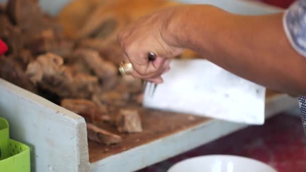 供应商准备Coto Makassar Traditonal牛肉汤 Coto Makassar 南苏拉威西Makassar的传统食品 用牛肉杂碎制成 用调料调料调味 — 图库视频影像