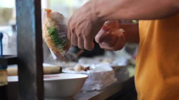 看到了一个为买方做鸡面的肉丸面卖家 他正在为买方做鸡面 有选择的重点 — 图库视频影像