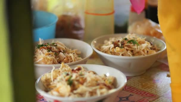 チキン粥の売り手は 顧客の注文を準備している チキン粥の販売人やTukang Bubur Ayamは 顧客やペランガンのための彼の食事を準備しています Bubur Ayam — ストック動画