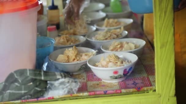 Penjual Bubur Ayam Sedang Menyiapkan Pesanan Pelanggan Penjual Bubur Ayam — Stok Video