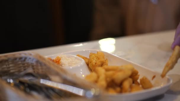 Sumergiendo Papas Fritas Salsa Roja Cafetería Primer Plano — Vídeo de stock