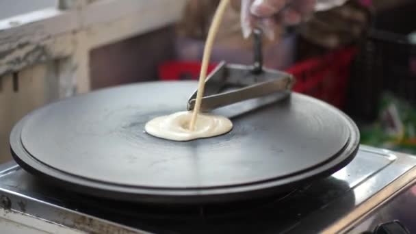 Mano Sta Cucinando Pancake Crespato Pentola Calda Metallo Con Primo — Video Stock