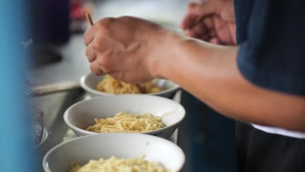 Preparo Spaghetti Pollo Vista Penjual Mie Ayam Bakso Polpetta Venditore — Video Stock