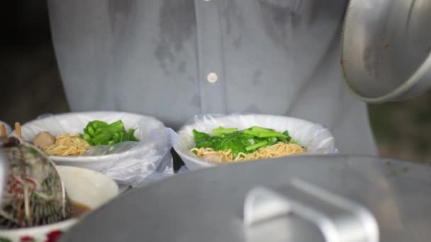 街头食品商贩用聚丙烯袋准备顾客定单和包装 不健康食物的概念会导致容器被化学物质污染 有毒物质会在体内积聚 — 图库视频影像