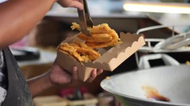 Endonezyalı sokak yemekleri satıcısı Endonezya Çıtır Muzlu Börek pişiriyor. Sokak yemeği. Yerel yemek. Makang pisang goreng.