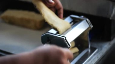 Bir Endonezyalı sokak satıcısı tavada pisang molen (kızarmış muzlu hamur işi) hazırlıyor. Endonezya mezesi pisang molen (kızarmış muzlu hamur işi).