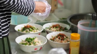 Tavuk lapası satıcısı ya da tukang bubur ayam müşteriler ya da pelangganlar için yemeğini hazırlar. Bubur Ayam (Tavuk Lapası), Malezya Geleneksel Yemeği tuzlu yumurtalı beyaz pirinç lapasından oluşur, 