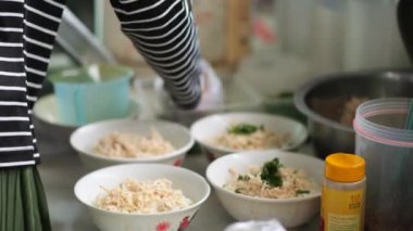 Tavuk lapası satıcısı ya da tukang bubur ayam müşteriler ya da pelangganlar için yemeğini hazırlar. Bubur Ayam (Tavuk Lapası), Malezya Geleneksel Yemeği tuzlu yumurtalı beyaz pirinç lapasından oluşur, 