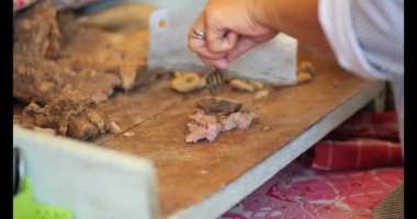 Coto Makassar Geleneksel Et Çorbası Hazırlayan Tedarikçi. Coto Makassar, Güney Sulawesi, Makassar 'dan geleneksel yemek. Biftekle karıştırılmış sığır sakatatından yapılır, özel formüle edilmiş baharatlarla tatlandırılır..