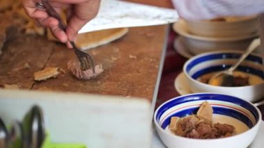 Coto Makassar Geleneksel Et Çorbası Hazırlayan Tedarikçi. Coto Makassar, Güney Sulawesi, Makassar 'dan geleneksel yemek. Biftekle karıştırılmış sığır sakatatından yapılır, özel formüle edilmiş baharatlarla tatlandırılır..