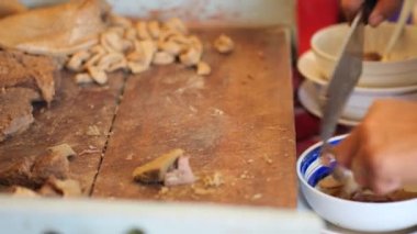 Coto Makassar Geleneksel Et Çorbası Hazırlayan Tedarikçi. Coto Makassar, Güney Sulawesi, Makassar 'dan geleneksel yemek. Biftekle karıştırılmış sığır sakatatından yapılır, özel formüle edilmiş baharatlarla tatlandırılır..